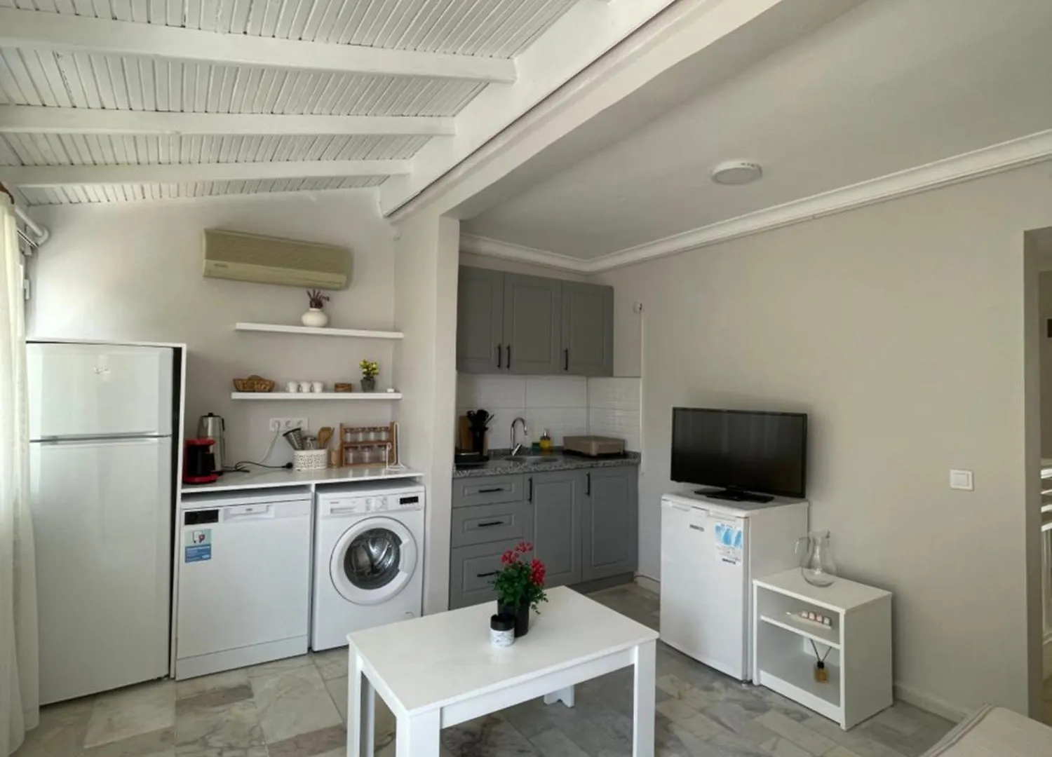 Sun Beach Villas Foca Apartment